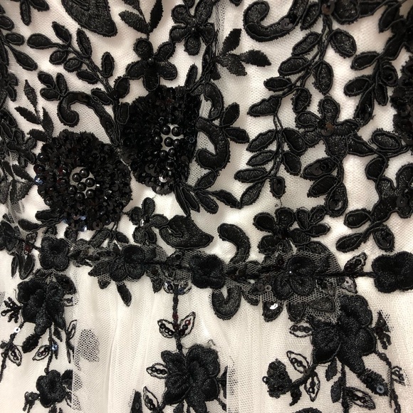 🎉🎉🎉HOST PICK!!! 🎉🎉🎉TLC Say Yes Created For Macy’s Black & White Long Formal Gown - Picture 5 of 16